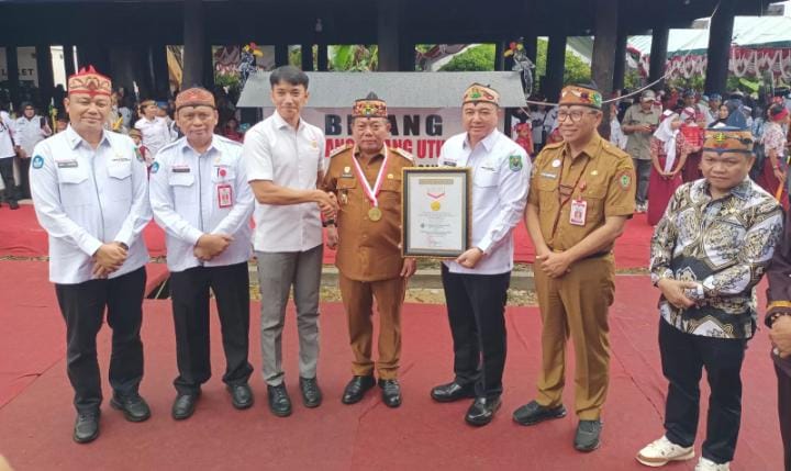 kabupaten-kapuas-raih-rekor-dunia-muri-untuk-penampilan-kecapi-tersenandung-karungut-dan-dan-sekses-pencanangan-penggunaan-lawung-sumping-di-lingkungan-sekolah-tahun-2025